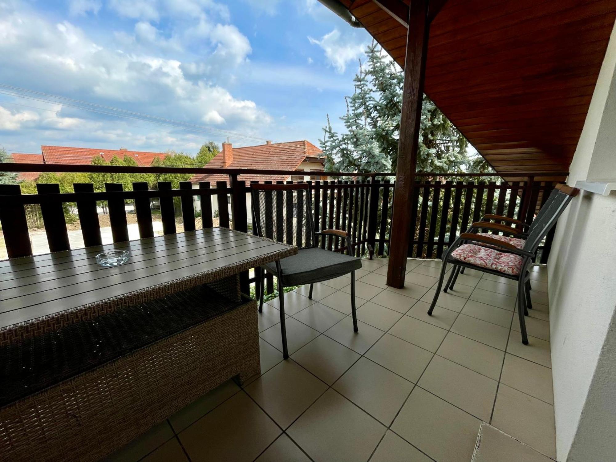 Villa Lili Apartments Balatonkeresztúr Exterior foto