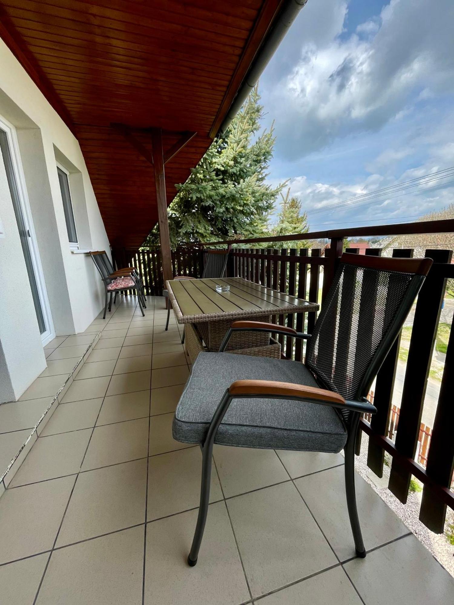 Villa Lili Apartments Balatonkeresztúr Exterior foto